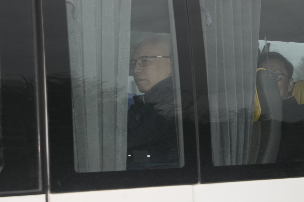 陸啟康、陳健波及歐陽伯權首次親身到宏福苑巡視，並進入災場了解情況。