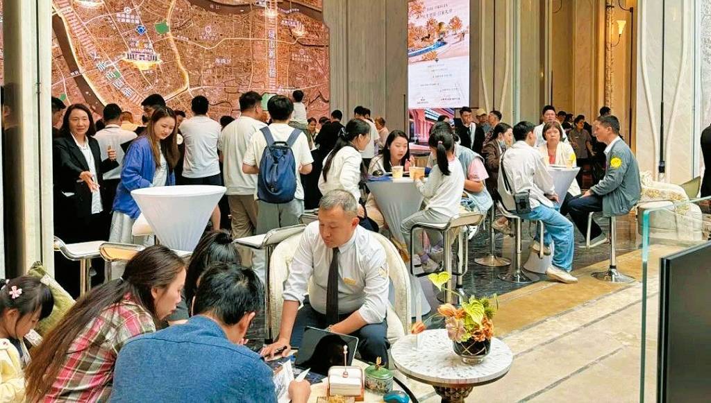 廣東一個樓盤售樓部擠滿了前來看房的市民。 上海證卷報
