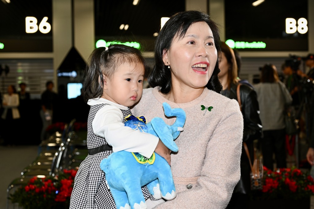 廣州一家五口獲陳美寶(右)歡迎。 廣州一家五口獲陳美寶(右)歡迎。