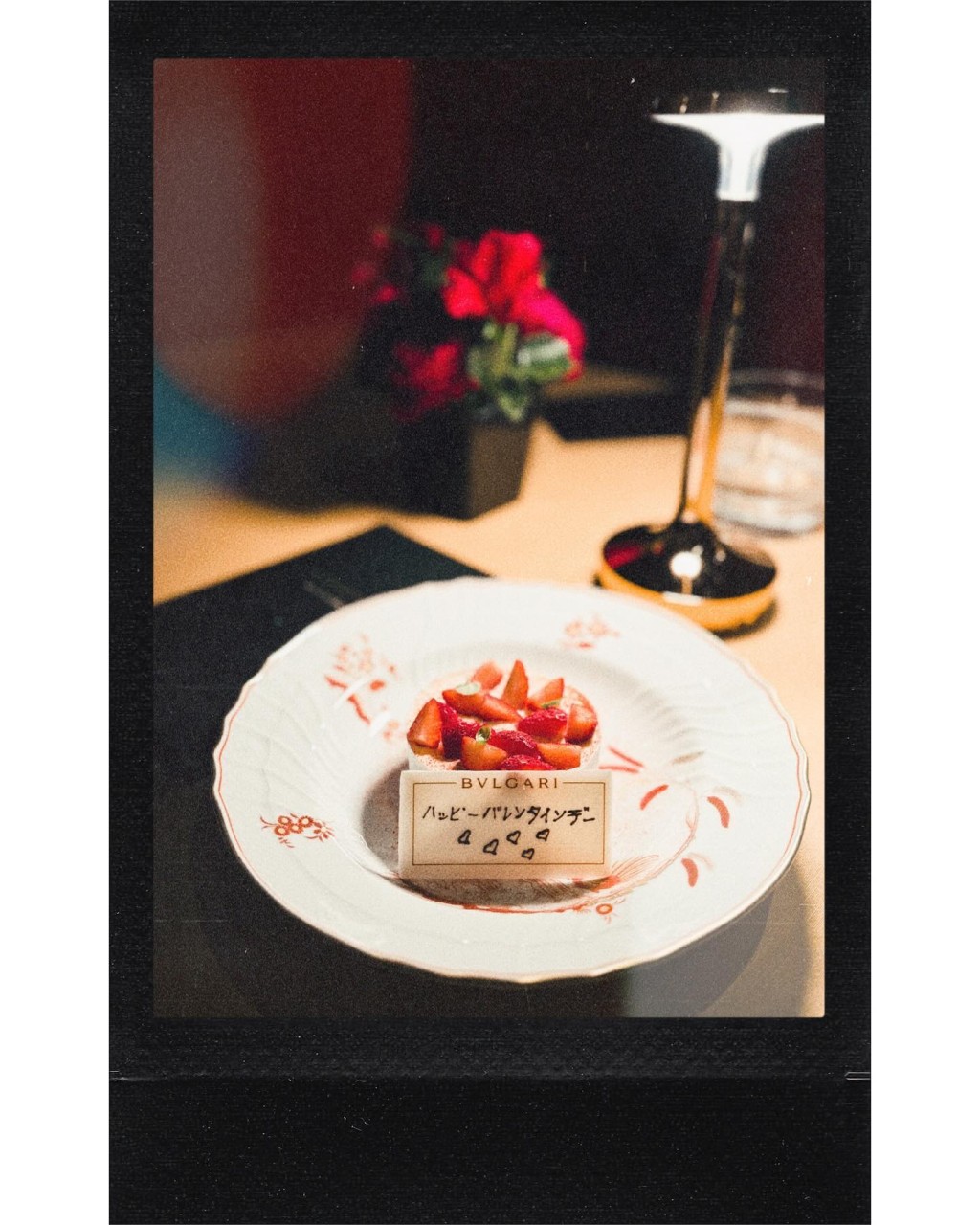其中一件甜品更用日文写上「情人节快乐」，可见照片是早前蒋家旻在日本欢度情人节时拍下的。