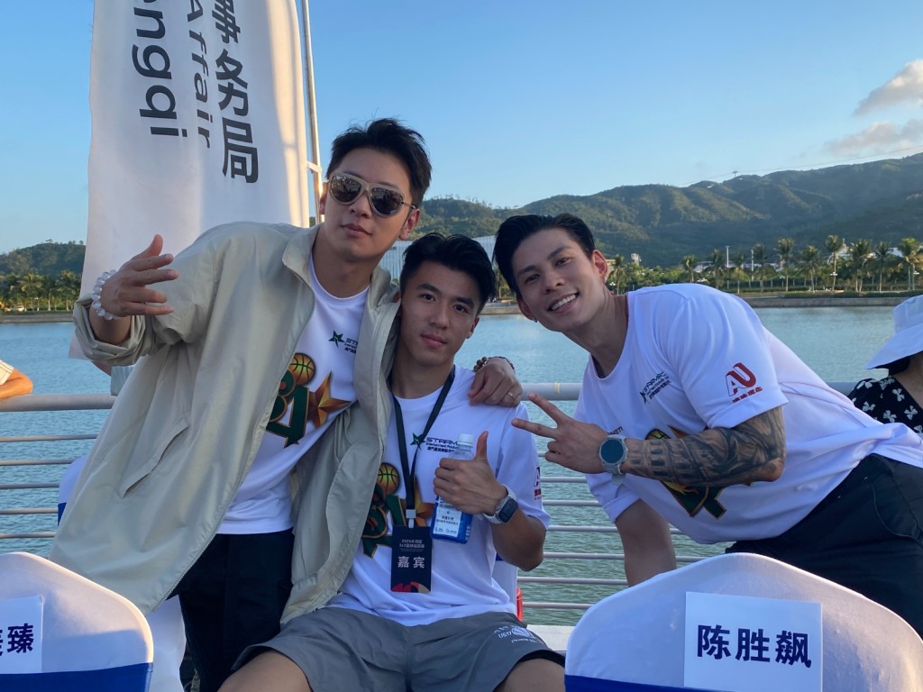 馮志豪演唱時，一班隊友為他熱情鼓勵。