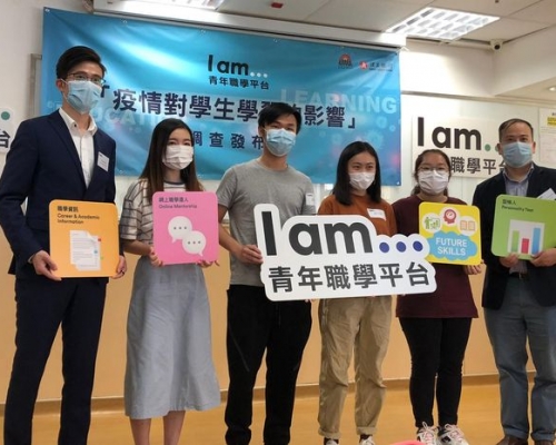 （左起）「聖雅各福群會青年職學平台」計劃經理陳寶聲、大專生霍慧婷同學及黃海楠同學、高中生林暐彤同學及李希雯同學和崔永康教授合照。