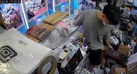 同一賊人前一天在另一間手機配件店偷手機。fb香港突發事故報料區及討論區影片截圖