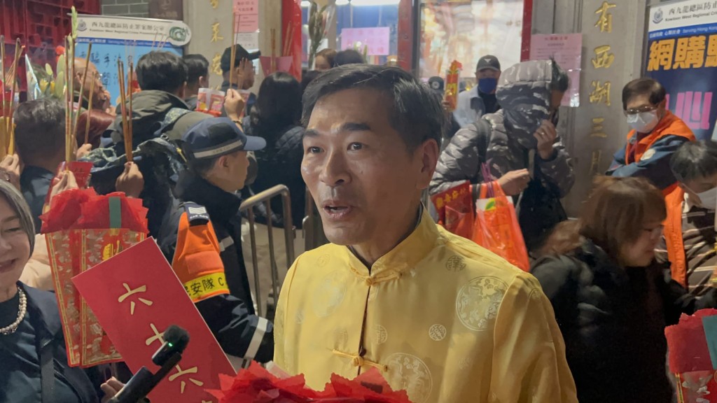 身兼華人廟宇委員會財務及管理小組主席、會德豐地產副主席黃光耀亦都來到「借庫」，更自製了一張「六十六億六千萬」的大型字條道具。曾志恆攝