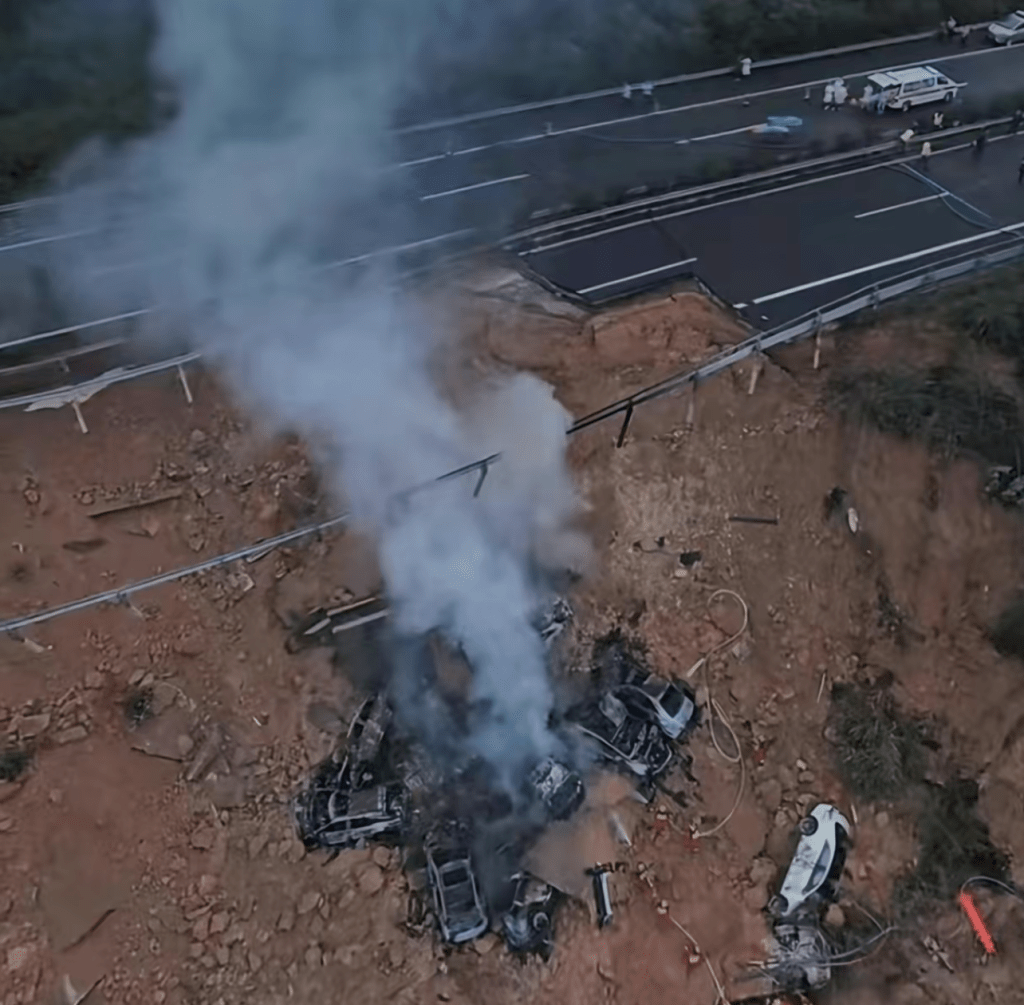 梅大高速公路塌方事故造成52人死亡。