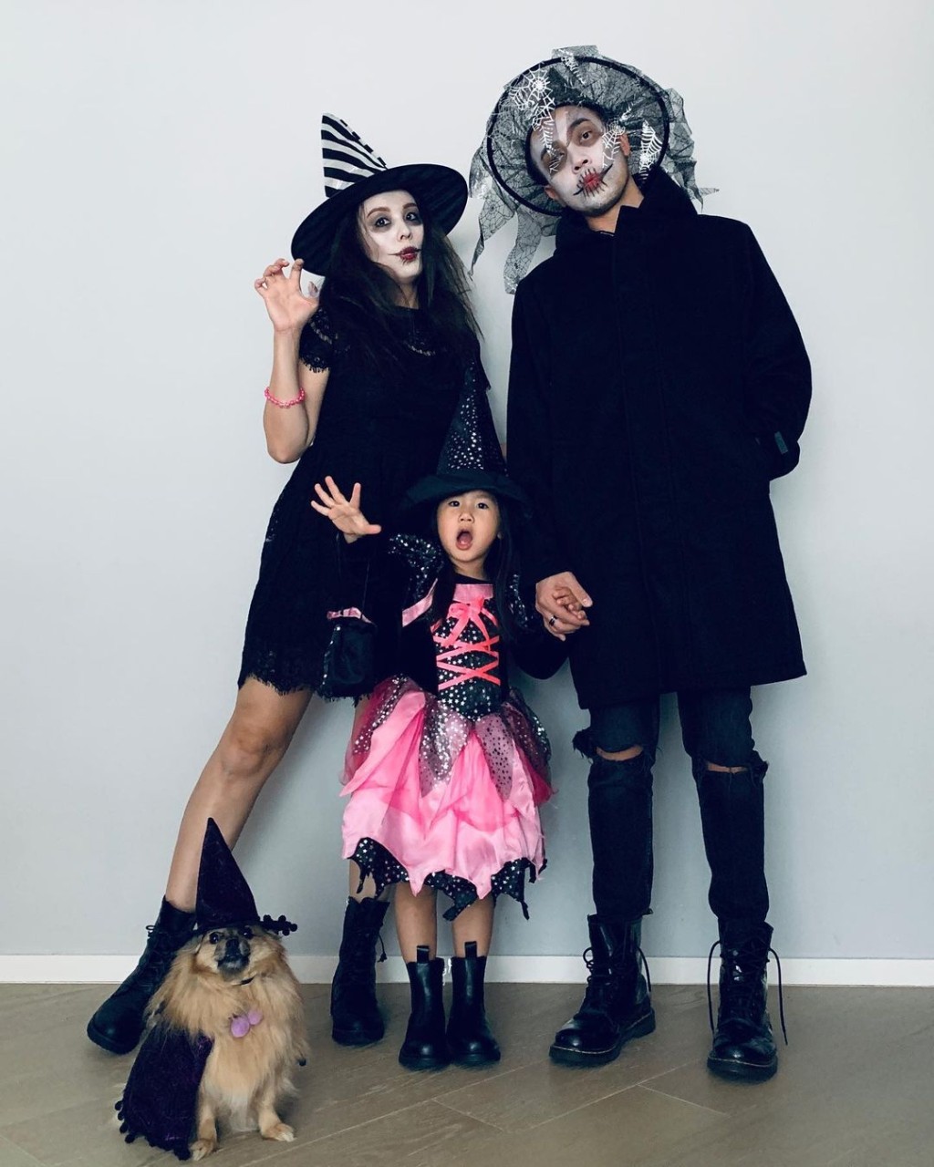 楊洛婷與黃天翱(Tim)及女兒黃子霏一家三口加埋狗狗扮女巫慶祝萬聖節。