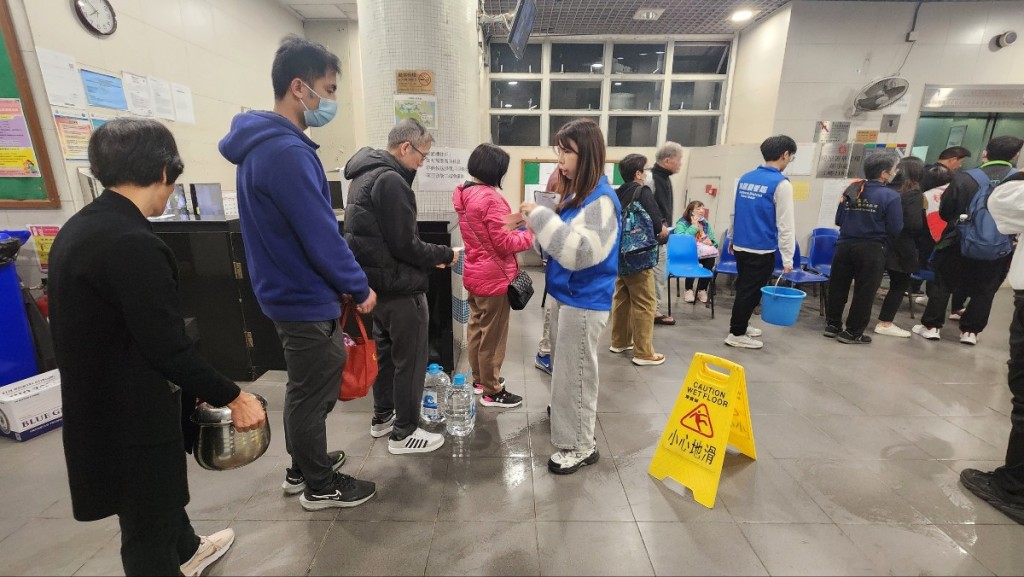 華貴邨華愛樓電錶房1月9日早上起火停電,關愛隊也出動,上樓向居民派飯派物資。 華貴邨華愛樓電錶房1月9日早上起火停電,關愛隊也出動,上樓向居民派飯派物資。