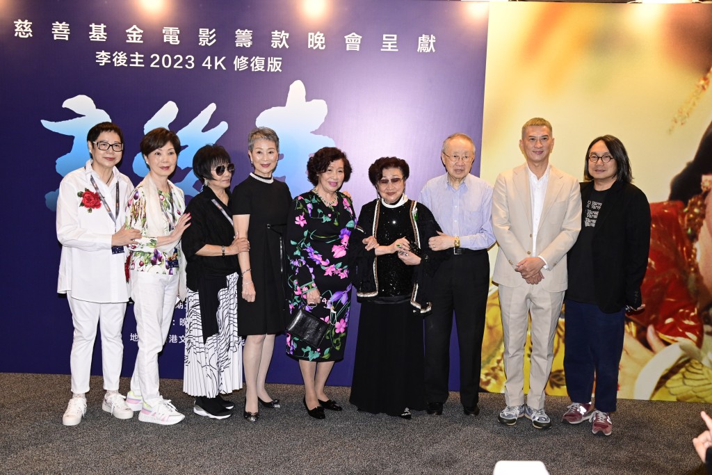罕露面的95歲白雪仙出席慈善公映，精神奕奕跟友人合照。