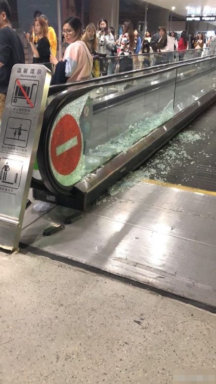 航站樓的自動行人道被逼爆，碎片散落一地。網圖