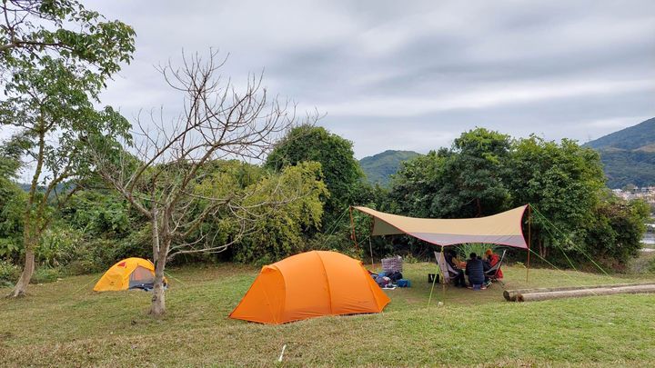 位於大埔林村的樹屋田莊，設有開揚的露營空間。