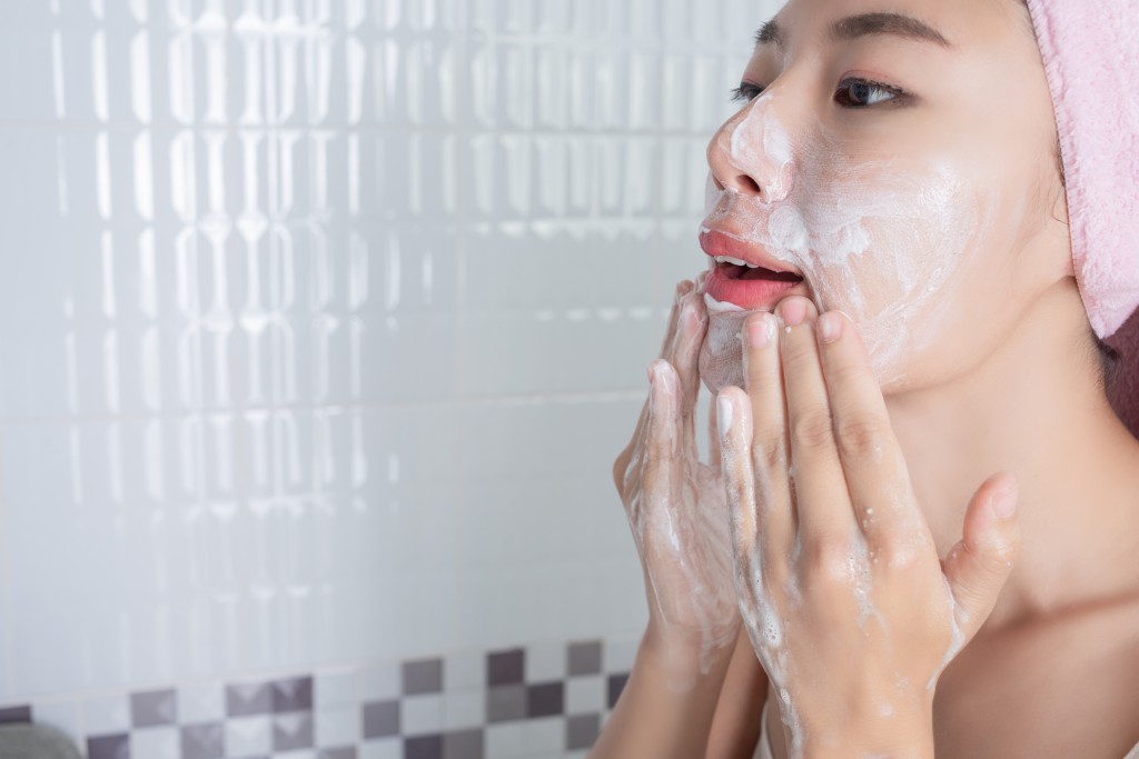 如果是防水型的防曬產品，應該要卸妝。