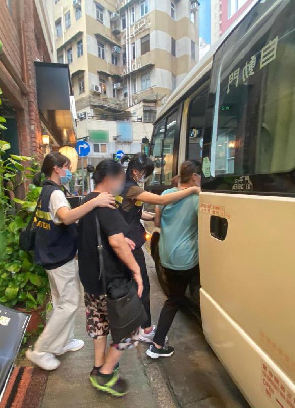 懷疑非法勞工在行動中被捕。政府提供