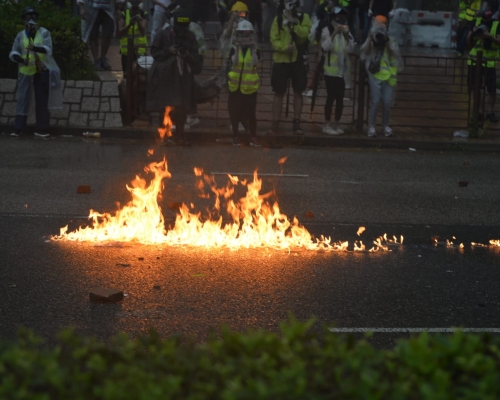 警方表示，激進示威者於荃灣楊屋道街市外向警務人員投擲磚頭及汽油彈。
