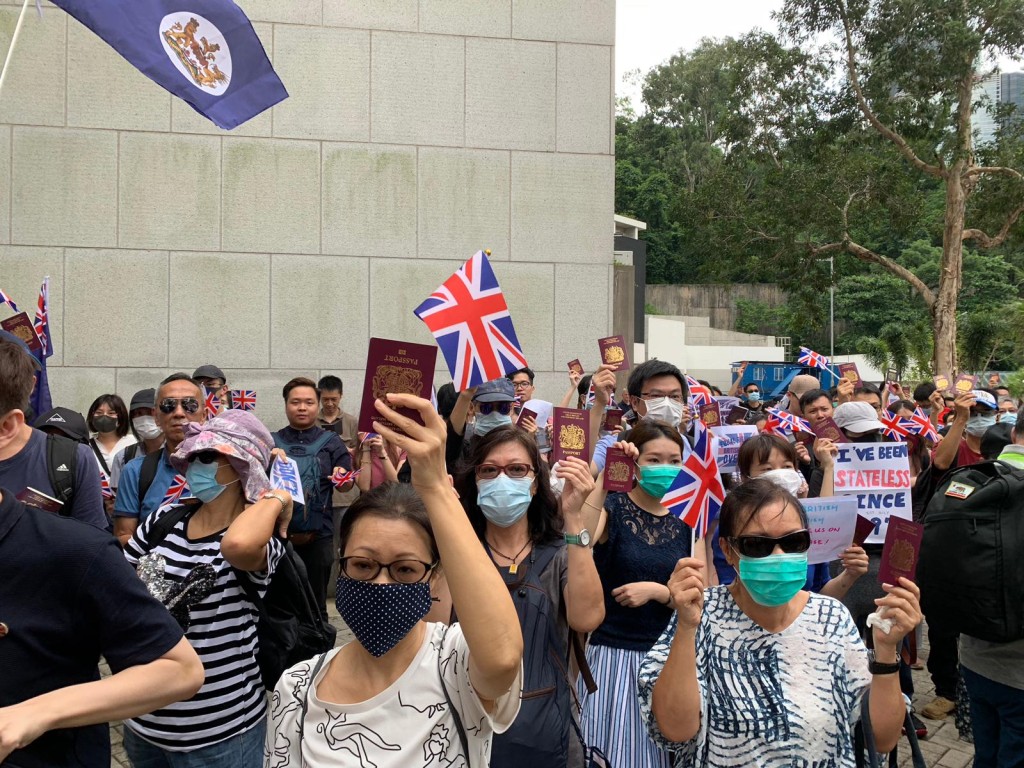 集會人士在領事館外播放和高唱英國國歌。