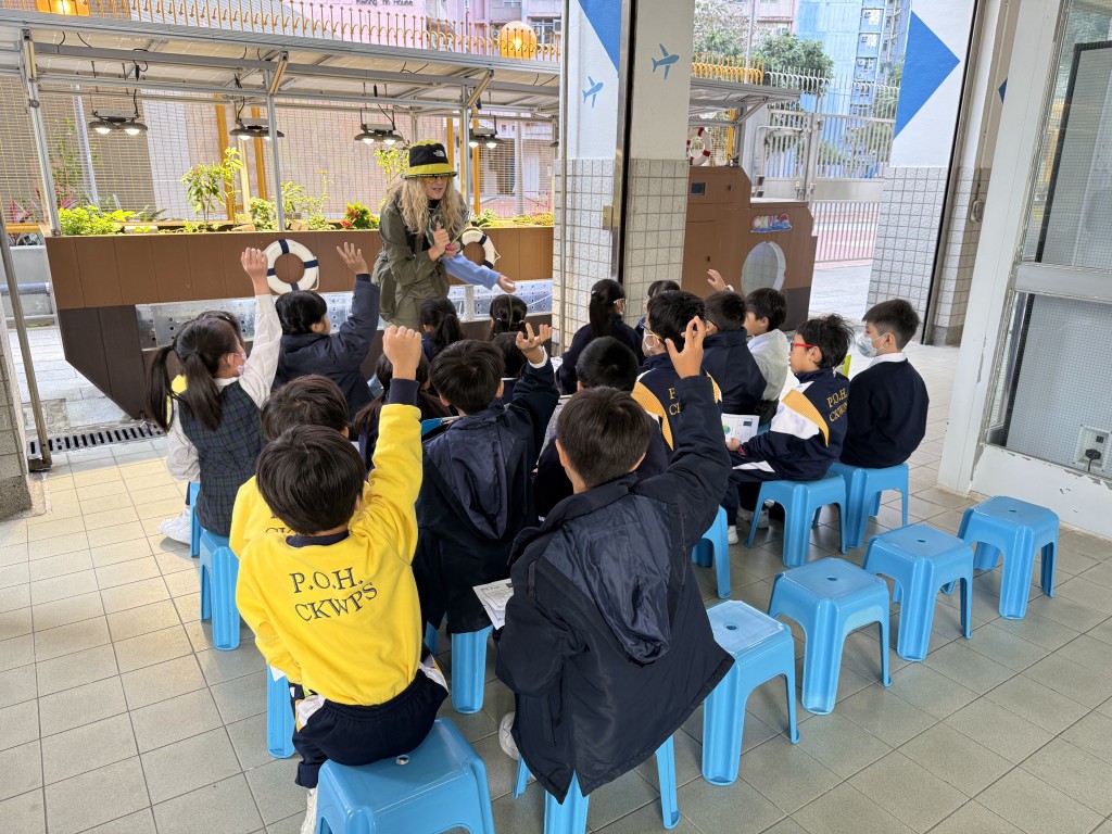 利用魚菜共生系統上英文課，生動活潑。（圖片來源：受訪學校提供）