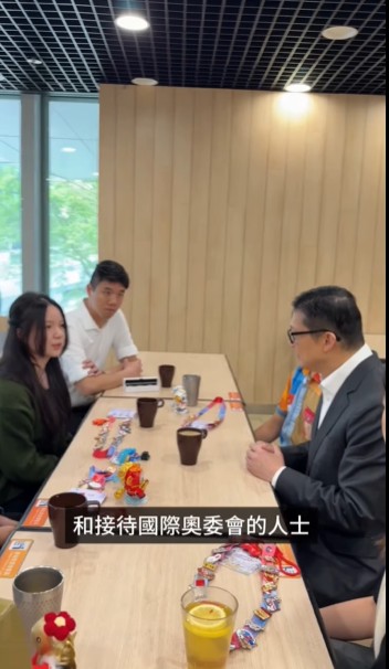鄧炳強早前與數位獲得去米蘭冬奧實習的保安局青年領袖同亮志計劃的同學見面。鄧炳強fb