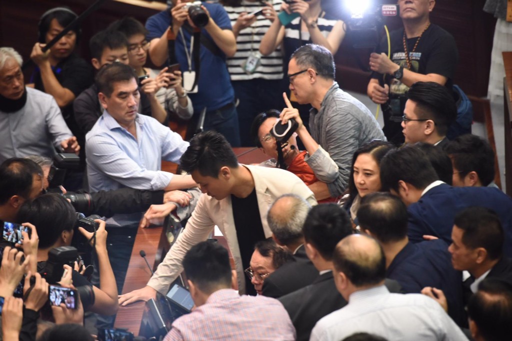 朱凱迪在會議室內，懷疑遭扯跌。