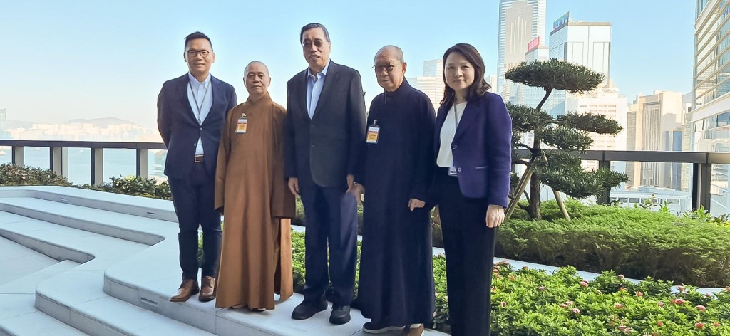 寶蓮寺贈蓮花予立法會。梁君彥fb