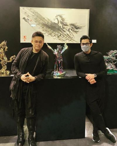 城城十分欣賞馬興文(左)的藝術品。