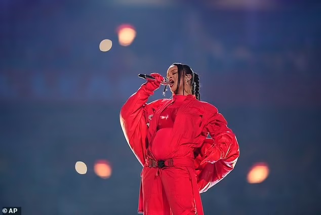 Rihanna为「超级碗」演出后，宣布再怀第2胎。