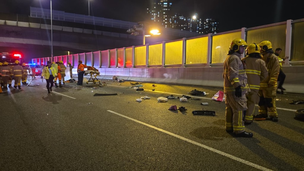 路面遺下大量雜物。 路面遺下大量雜物。