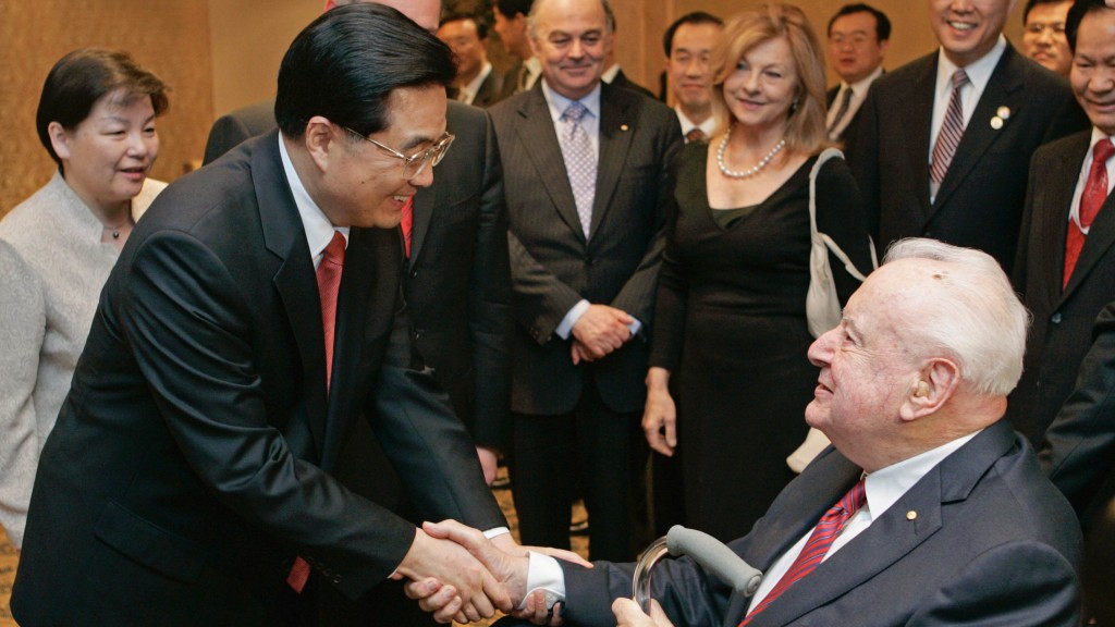 2007年，時任國家主席胡錦濤（左）訪問澳洲，在悉尼舉行的國宴上與澳洲前總理魏德倫握手。 路透社資料圖