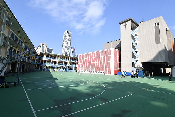 港华校园面积达二万多平方米，设有圣堂和广场，校内设施完备。