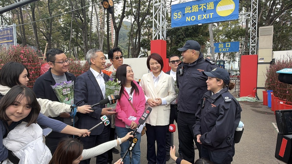 期間，李慧琼又與食環署人員交流，了解到在場職員主要由附近4區抽調人手過來，會輪流當值至大年初一凌晨花市結束為止。