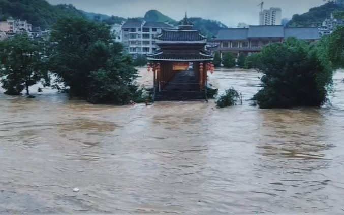 贵州镇远古镇被河水淹浸，古城两岸商铺一楼无一幸免。小红书