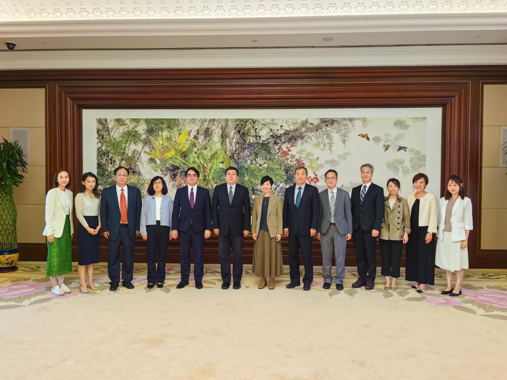 何永贤（中）与北京市副市长谈绪祥（左六）合照。
