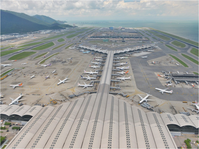 今日的赤鱲角國際機場跑道較啟德機場更大更具規模。資料圖片
