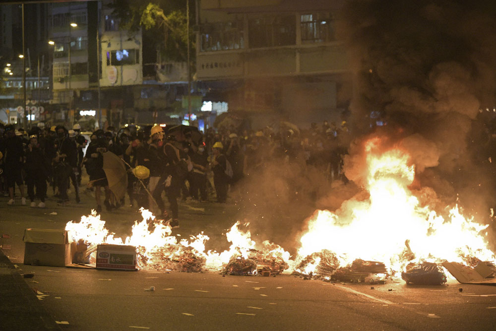 前年10月1日，全港多區爆發反修例衝突。大批示威者在荃灣聚集堵路，並在馬路上縱火。 資料圖片