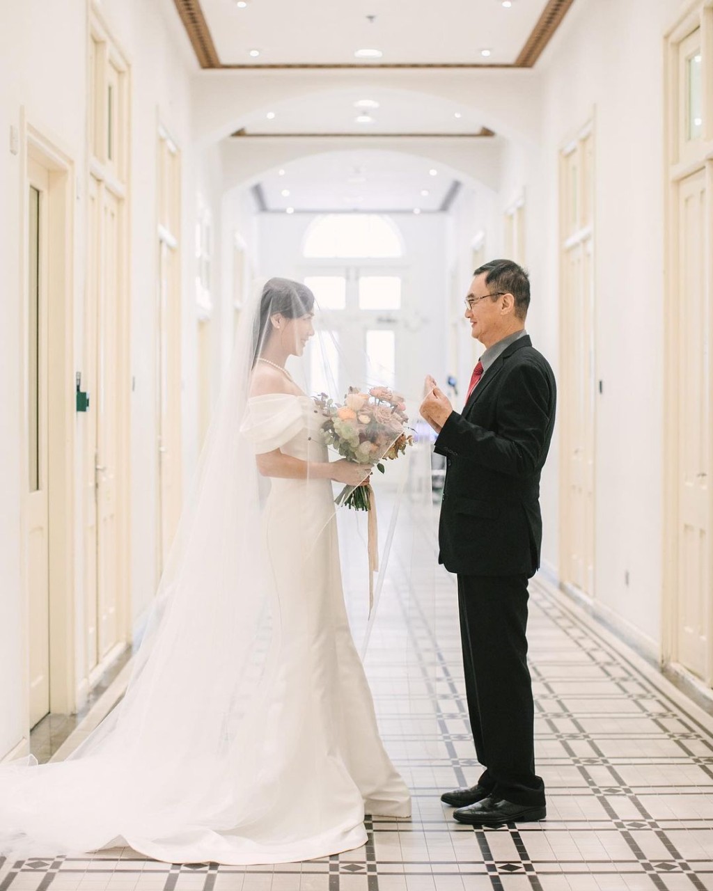 陳詩欣去年10月結婚，由父親送她出門！