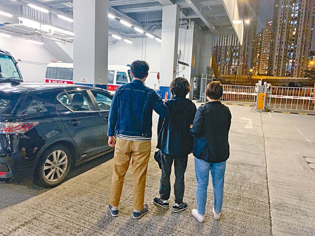 警方將被捕女騙徒帶署扣查。