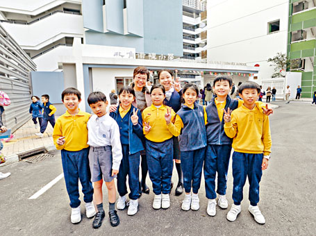 北角衞理小學去年九月遷入百福道新校舍,校長黃侶詩(後排左一)表示,下學年該校慶祝創校六十周年,屆時計畫舉行獻校禮作慶祝。