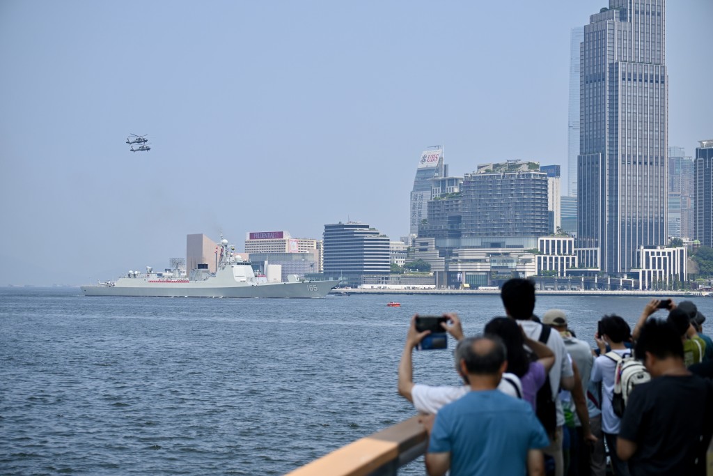 山東艦航母編隊訪港4日完結離港,市民於北角東岸公園歡送情況。蘇正謙攝 山東艦航母編隊訪港4日完結離港,市民於北角東岸公園歡送情況。蘇正謙攝