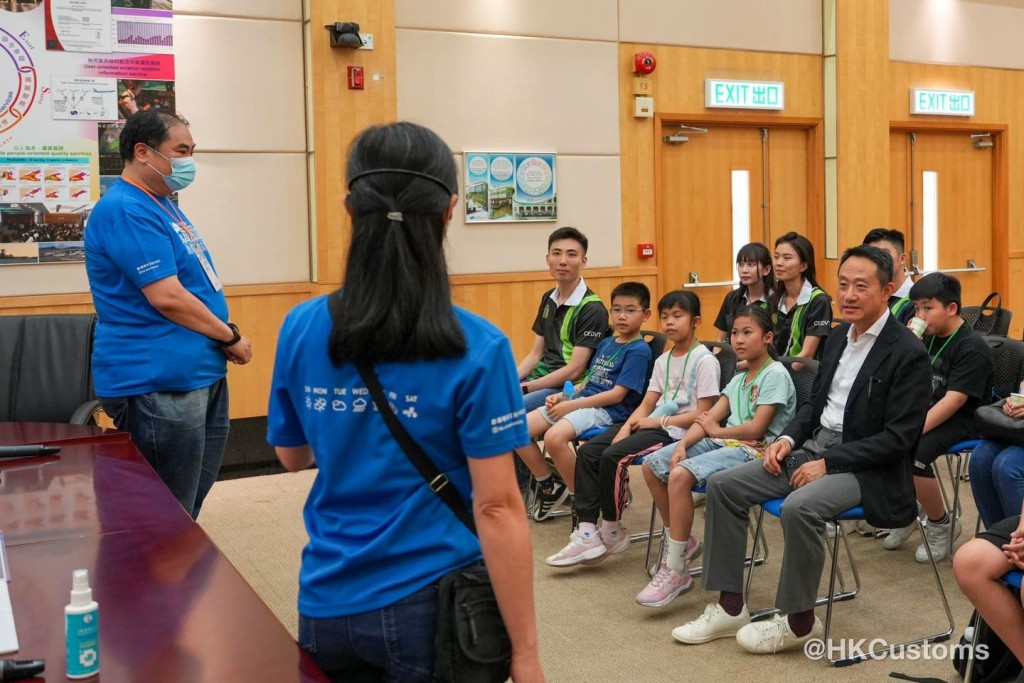 海關義工隊與苗圃行動合辦的「攜手童遊．探索香港」計劃。