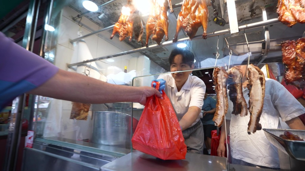 蕭正楠變「燒味師傅」。 蕭正楠變「燒味師傅」。