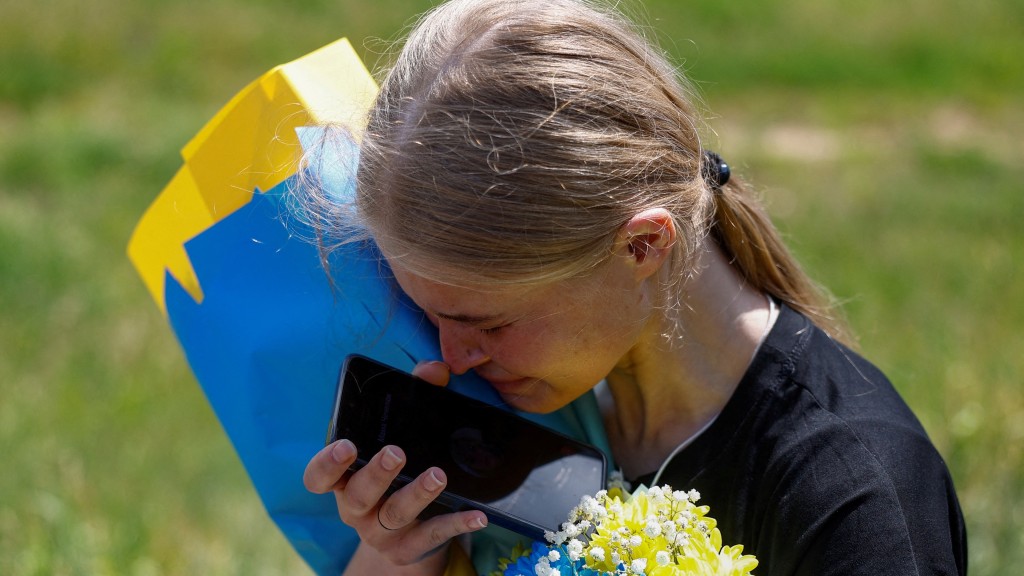 乌克兰警察兼战俘玛丽安娜获释后，与母亲通电话。 路透社