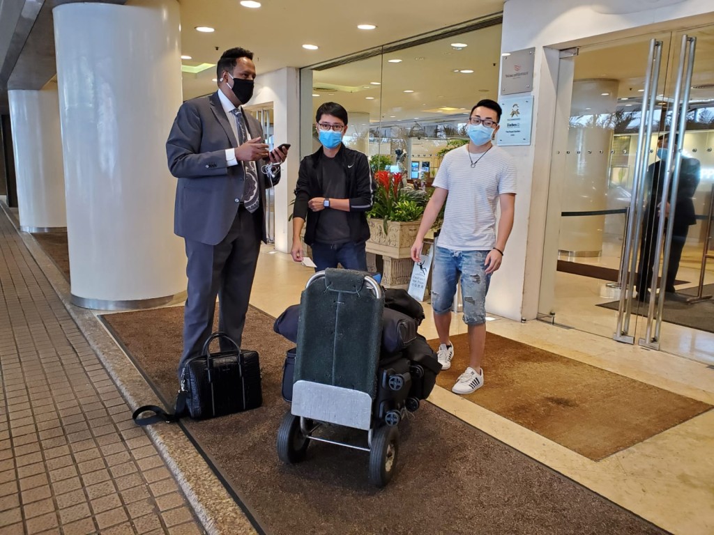 酒店住客今早帶同行李撤離。