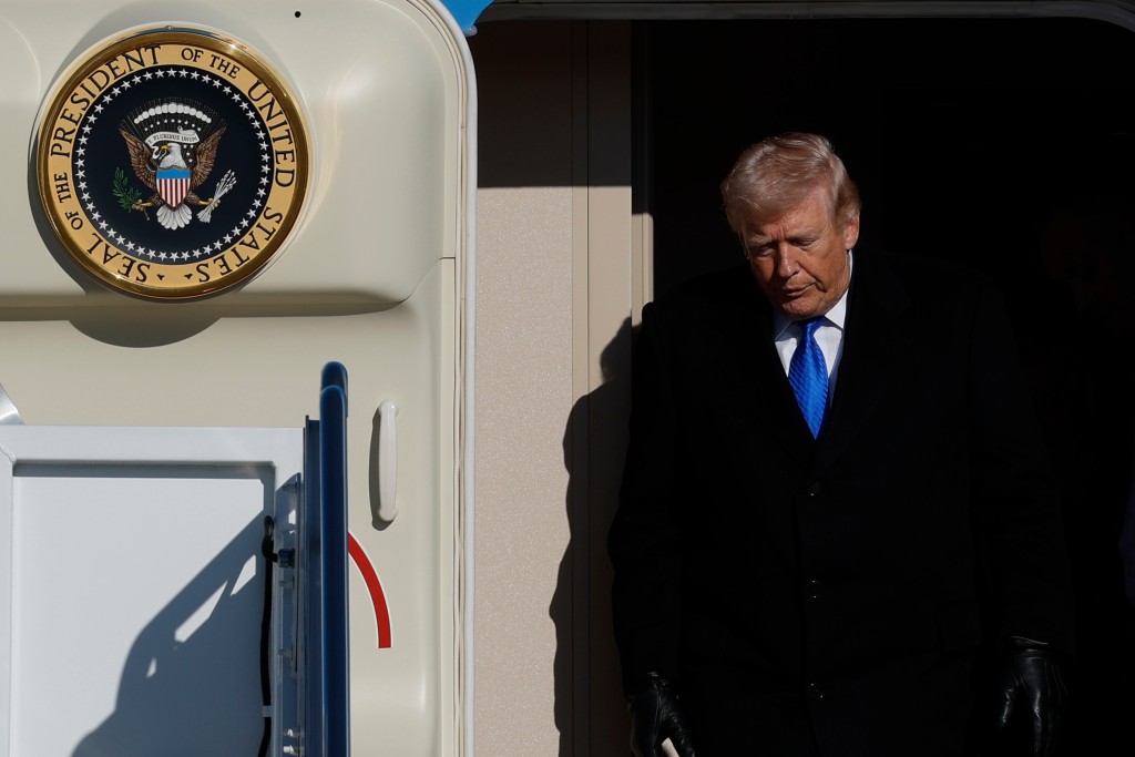 特朗普将原定打击伊朗发电站的计划推迟五天后，社交媒体涌现「TACO」的嘲讽标签。美联社