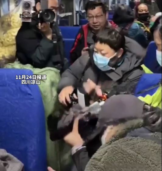 中老年旅行團「龍友」無禮圍攝彝族，惹來網民抨擊。黑龍江交通廣播