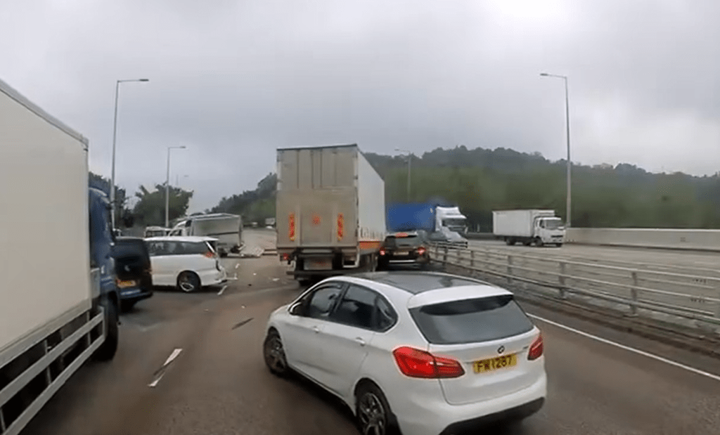 貨車撞到一輛黑色私家車。fb：車cam L（香港群組）