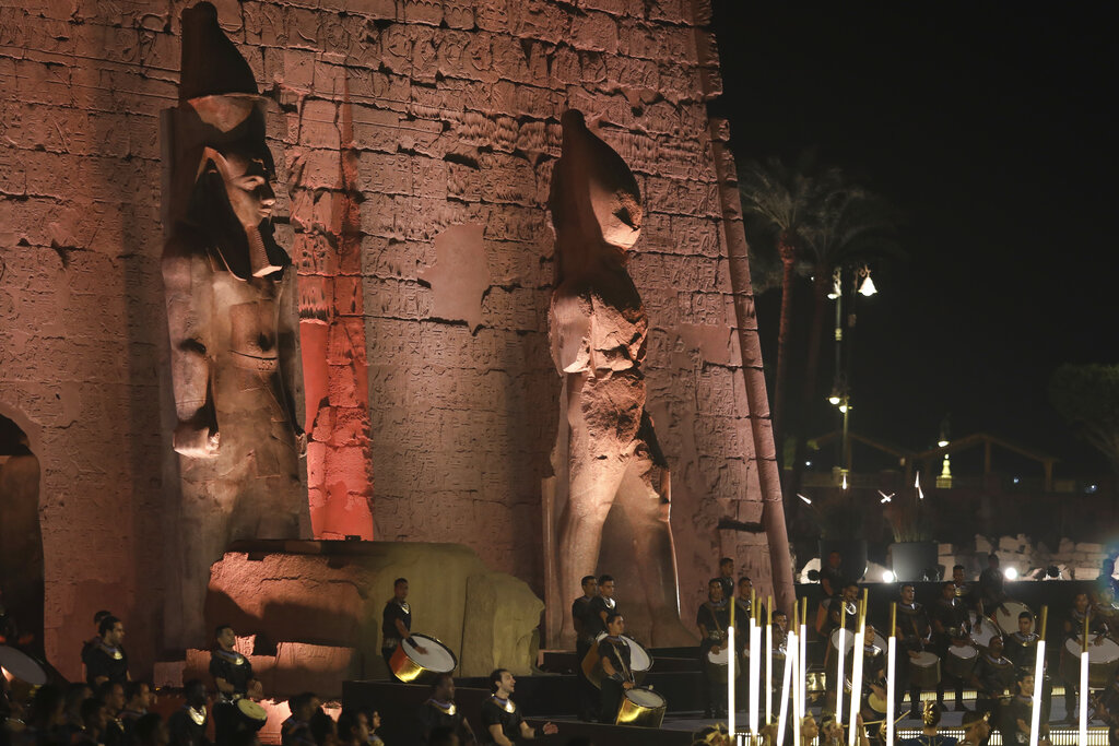 黑夜之中的古埃及像更顯神秘。美聯社圖片