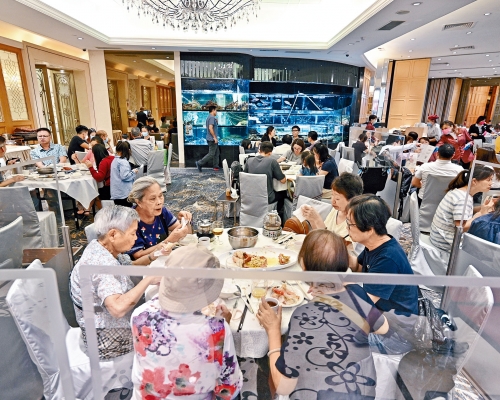 ■本港接種疫苗率續升,C類及D類食肆數目明顯增多。屬C類的青衣城海港薈,可提供六人一枱服務。