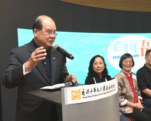 张建宗（左一）。新闻处