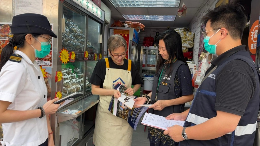 海關和食環署人員巡查大閘蟹零售店和派發相關宣傳單張。