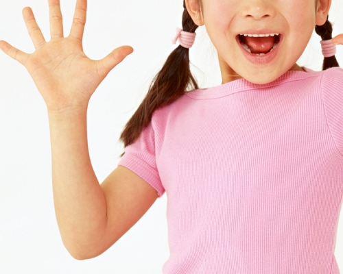 大部分抽動症患者的症狀是經常眨眼、揈頭、做鬼臉及皺眉頭等。網圖（示意圖）