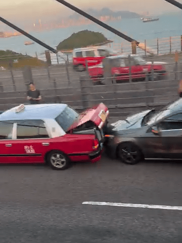 多車首尾相撞。FB:盡在元朗<<元朗區交通>>群組 多車首尾相撞。FB:盡在元朗<<元朗區交通>>群組