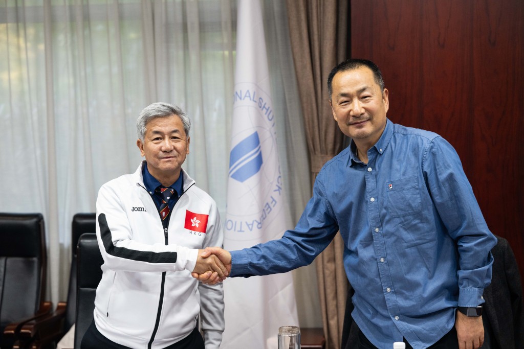 余國賢和中國毽球協會主席楊善德。 中國香港足毽總會圖片